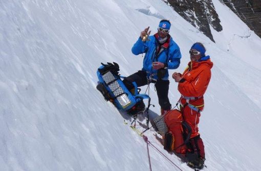 Klemens Bichler und Andy Holzer (rechts) rasten am Steilhang des Nordsattels auf 6850 Meter. Foto: Wolfgang Klocker