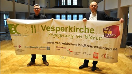 Das Transparent haben Projektleiter Bernd Schwemm (links) und Dekan Bernd Weißenborn schon mal im Blarer  ausgerollt. Foto:  