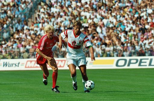 Vor 31 Jahren: Stefan Effenberg (links) kämpft für den FC  Bayern München mit dem VfB-Spieler Guido Buchwald um den Ball. Foto: Baumann