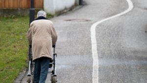 Ältere Menschen haben zunehmend Probleme, über die Runden zu kommen Foto: dpa/Armin Weigel