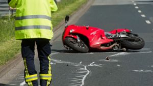 Ein Unfallforscher untersucht einen Motorradunfall:  Bei den tödlichen Unfällen war in der diesjährigen Motorradsaison in Baden-Württemberg wieder zu hohe Geschwindigkeit die häufigste Ursache (56 Prozent), gefolgt von Fehlern beim Überholen (19 Prozent). Foto: dpa