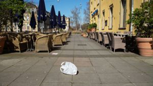 Seit Wochen ein trauriges Bild: Auch vor dem Grand Café Planie am Karlsplatz müssen die Stühle leer bleiben. Foto: Lg/Leif Piechowski