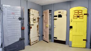 Im DDR-Museum gibt es unter anderem eine Sammlung von Zellen-Türen aus Stasi-Gefängnissen. Foto: Stefan Jehle
