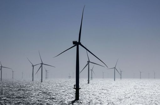 Windpark in der Nordsee. Die Investitionen in Erneuerbare Energien führen dazu, dass Verbraucherinnen und Verbraucher in Norddeutschland höhere Strompreise zahlen. Foto: dpa/Christian Charisius