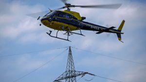 Der Hubschrauber geht bis zur Höhe der Strommasten herunter. Foto: /Phillip Weingand
