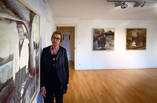 Dagmar Buntins steht neben dem Foto ihrer Großmutter. Foto: factum/Simon Granville