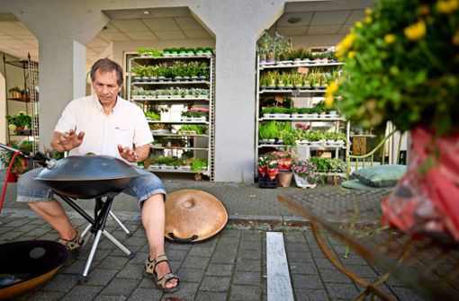 Ralph Gaukel sorgt mit seiner „Handpfanne“ für Musik auf den Parkplätzen. Foto: /Gottfried Stoppel