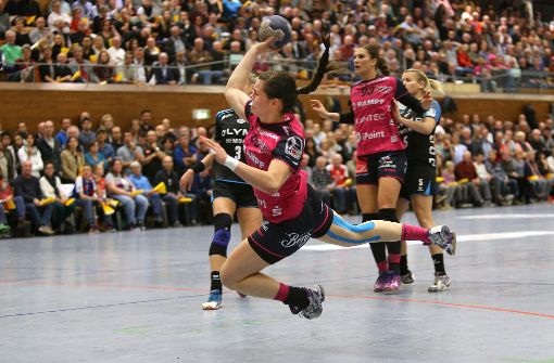 Will mit ihren „TuSsies“ aus Metzingen in der Porsche-Arena für einen Zuschauerrekord in der Frauen-Handballbundesliga sorgen: Katharina Beddies Foto: Baumann