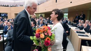 Ministerpräsident Winfried Kretschmann gratuliert Sabine Kurtz zum neuen Amt. Foto: dpa