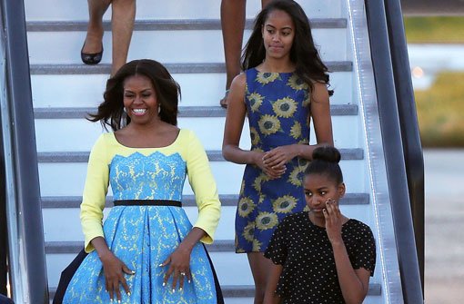Michelle Obama und ihre Töchter Malia und Sasha (vorn) bei ihrer Ankunft in London. Foto: Getty Images