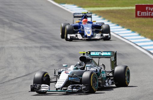 Der deutsche Formel-1-Rennfahrer Nico Rosberg (vorne) fährt auf dem Hockenheimring am schnellsten. Foto: dpa