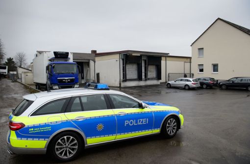 Nach mutmaßlichen Verstößen gegen den Tierschutz ist ein Schlachthof in Tauberbischofsheim von der Polizei durchsucht worden. Foto: dpa