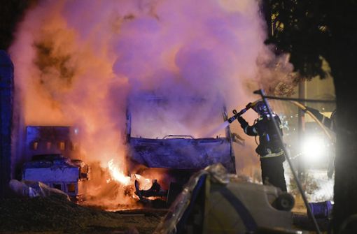 Immer wieder brannten in Nanten in den vergangenen Tagen Autos. Die Feuerwehr hatte einiges zu tun. Foto: AP