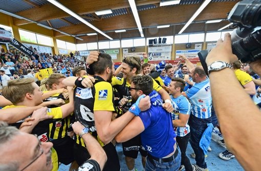 Riesenjubel beim TV Bittenfeld: Spieler und Fans feiern in Hüttenberg den größten Erfolg der Vereinsgeschichte Foto: Heiko Potthoff