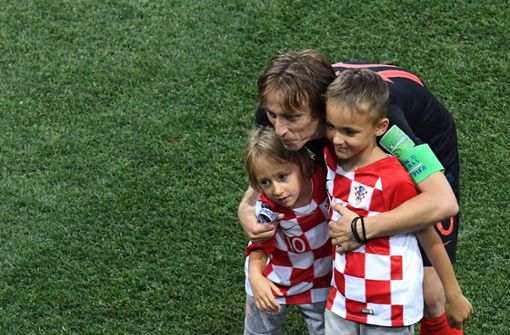 Ein Foto fürs Familienalbum: Daran werden sich die Kinder von Kroatiens Kapitän Luka Modric ihr Leben lang erinnern. Foto: AFP