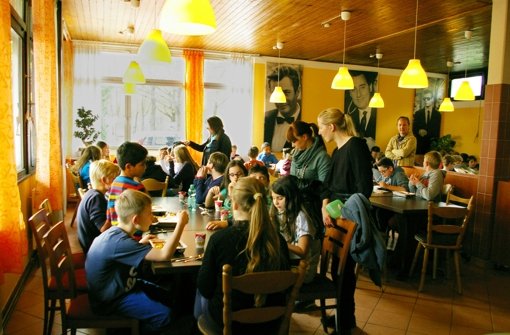 Als Interimslösung essen die Anne-Frank-Schüler  im benachbarten Arces-Vereinsheim. Foto: Alexandra Kratz