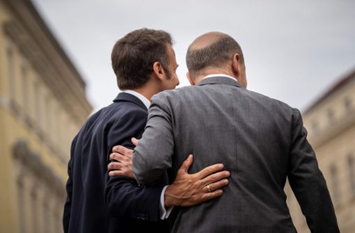 Präsident Emmanuel Macron (links)  und Kanzler Olaf Scholz (SPD) posierten für Fotos in Potsdam. Foto: AFP/MICHAEL KAPPELER