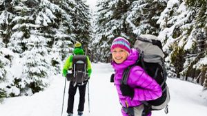 Verschneite Winterwunderlandschaft - mit der richtigen Ausstattung macht eine Winterwanderung jede Menge Spaß.