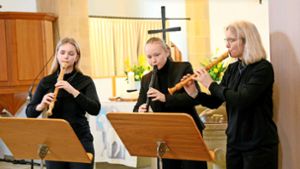 Melanie, Lisa und Theresa Bogisch führen barocke Flötenmusik auf. Foto: Ralf Poller/Avanti
