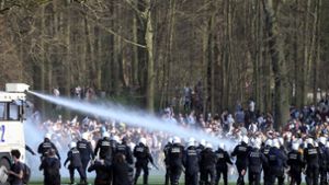 Trotz Verbots hatten sich tausenden Menschen in einem Brüsseler Park eingefunden. Foto: AFP/FRANCOIS WALSCHAERTS