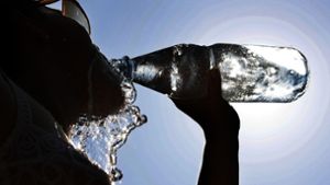 Von  Mineralwasser und dem erfrischenden Zischen beim Öffnen einer Sprudelflasche können die Deutschen gerade bei Hitze nicht genug bekommen. Foto: Wolfgang Kumm/dpa