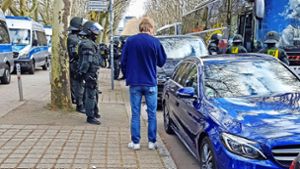 Vor der Abfahrt zum Spiel nach Freiburg durchsuchte die Polizei die Fan-Busse. Foto: Baumann