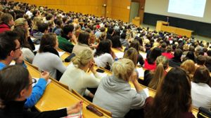 Studenten an der Universität Tübingen – damit junge Akademiker die richtige Entscheidung bei der Wahl des Studienfachs treffen, fördert das Land Beratungsangebote. Foto: dpa