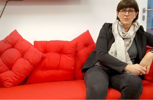 Auf dem roten Sofa ihres Calwer Wahlkreisbüros: die Bundestagsabgeordnete Saskia Esken, die sich mit Norbert Walter-Borjans um den Spitzenposten der SPD bewirbt. Foto: Matthias Schiermeyer