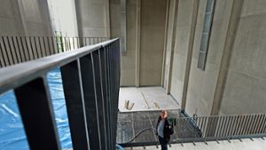 Hans-Peter Schmitt freut sich über den Baufortschritt in der Kletterhalle. Foto: factum/Granville