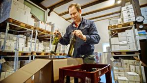 Daniel Kuhnle packt die Weinlieferung nach Bordeaux. Foto: Gottfried Stoppel