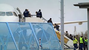 Rückkehrhilfe erspart die Abschiebungen von Flüchtlingen, hier eine entsprechende Aktion am Baden-Airport. Foto: dpa