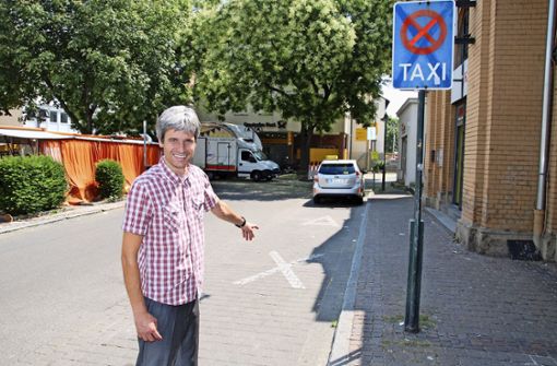 Markus Krautter vom Untertürkheimer Autohaus freut sich, dass er einen Carsharing-Standort am Bahnhof erhält. Foto: Mathias Kuhn