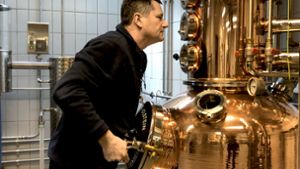 Jochen Friz an einem Destilliergerät für Abfindungsbrennereien in der Weinbauschule Weinsberg Foto: Tanja Kurz