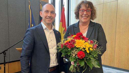 Oberbürgermeister Stefan Belz gratuliert Christine Kraayvanger zur Wiederwahl. Foto: /Anke Kumbier