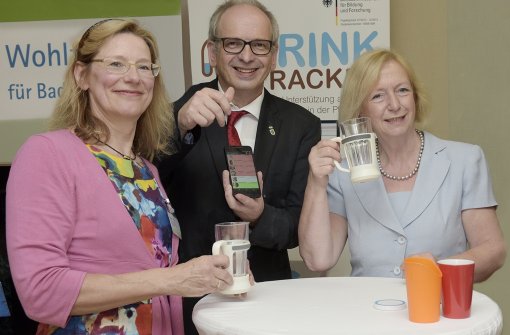 Posieren mit dem Trink-Tracker: Forschungsministerin Wanka, Wohlfahrtswerk-Chefin Hastedt und Entwickler Stork (v.l.) Foto: Wohlfahrtswerk