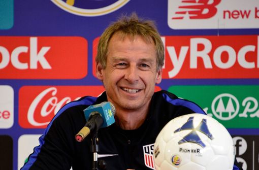 Ein Mikrofon, ein Ball, ein Lächeln: Jürgen Klinsmann ist  – als Kommentator  – zurück im deutschen Fußball. Foto: AFP