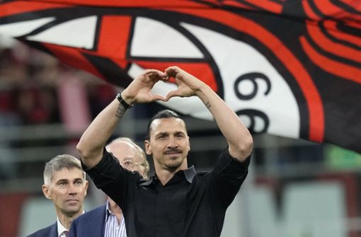 Zlatan Ibrahimovic hängt seine Fußballschuhe an den Nagel: Unzählige Fans auf den Rängen weinten oder hatten Tränen in den Augen. Foto: dpa/Antonio Calanni