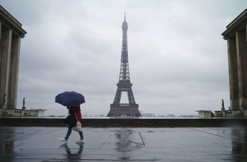 Paris bleibt weiter ein Brennpunkt der Corona-Krise. Foto: dpa/Thibault Camus