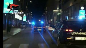 Der Screenshot aus einem Video der italienischen Gendarmerie zeigt Einsatzwagen am frühen Morgen des 9. Januar 2018 bei einer Razzia gegen den ´Ndrangheta-Clan Farao-Marincola in Italien. Foto: Carabinieri//dpa