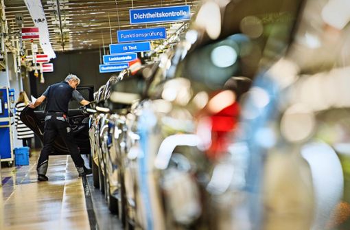 Ein Mitarbeiter im Daimler-Werk Sindelfingen inspiziert die frisch vom Band gerollten Autos der S-Klasse. Foto: dpa/Sebastian Gollnow