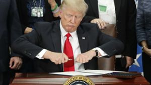 Donald Trump bei der Unterzeichnung des Dekrets. Foto: AP