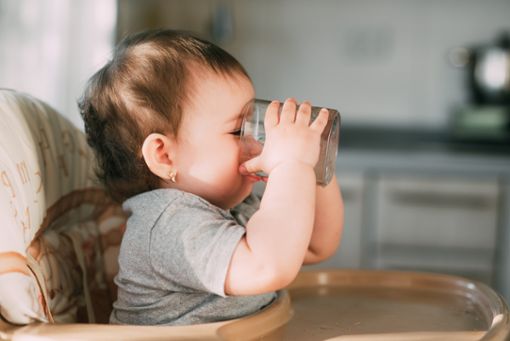 Dürfen Babys Wasser trinken?