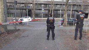 Die Polizei überwacht den Startpunkt des verbotenen Autokorsos. Foto: 7aktuell/Andreas Werner