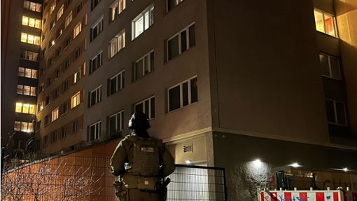 Suche nach RAF-Terrorist Garweg: Einsatzkräfte bei Polizeieinsatz in Berlin-Friedrichshain Foto: dpa/Dominik Totaro