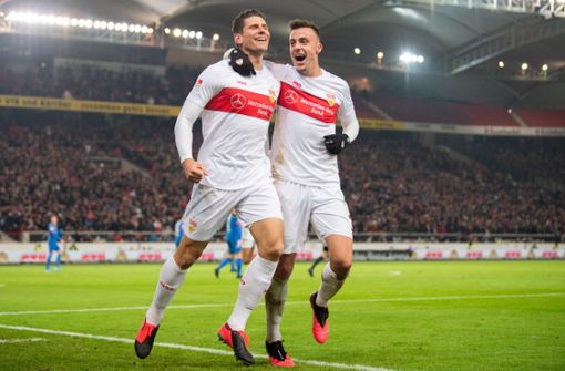 Mario Gomez (links) und Philipp Förster beim Torjubel: Gelingt dem VfB Stuttgart am Sonntag der Befreiungsschlag? Foto: dpa/Tom Weller
