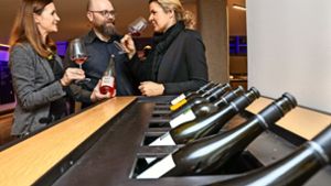 Ein Grund zum Feiern:  Die Vinothek Lembergerland im   Vaihinger Stadtteil Rosswag  hat wieder geöffnet. Foto: factum/Simon Granville