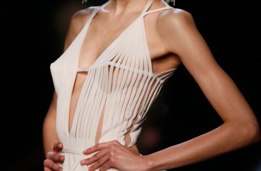 Welche Kleidergröße passt? Model bei der Pariser Modewoche. Foto: dpa