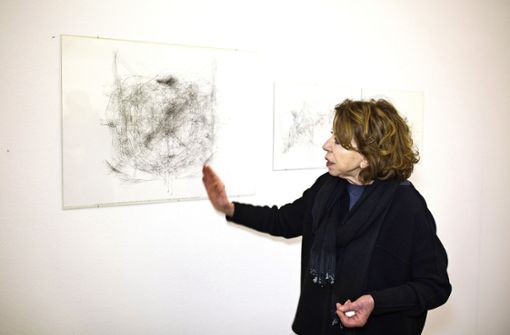 Die Kuratorin Gisela Sprenger-Schoch erklärt die Arbeit der Künstlerin Morgan O´Hara, die mit ihren Live Transmissions Bewegungen in Echtzeit visualisiert. Foto: Ines Rudel