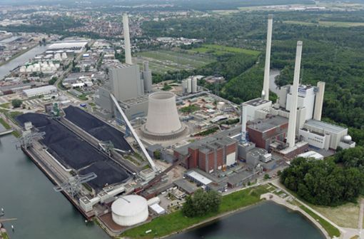 Auf dem mehrere Blöcke umfassenden Kraftwerksareal am Karlsruher Rheinhafen steht auch das effizienteste Kohlekraftwerk weltweit. Foto: EnBW / MG Luftbild