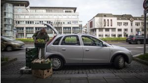 Peter Schad mit Gemüsekisten, die nur mit viel Geschick in seinen Kleinwagen passen. Foto: Lichtgut/Leif Piechowski